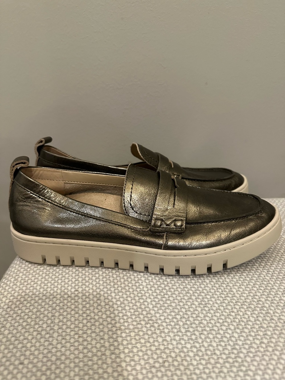Vionic Uptown Loafer Women’s 7.5 Silver Metallic Leather Comfort Slip On Shoes